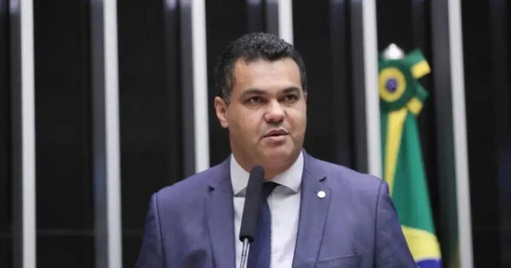 Deputado Dal Barreto é alvo da Overclean e tem celular apreendido em Salvador
