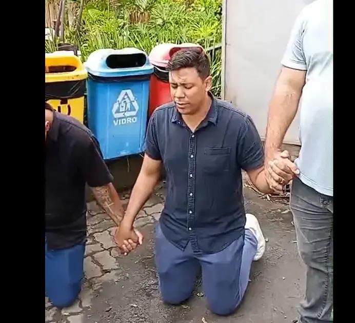 Empresário se ajoelha e ora com funcionários após incêndio em Porto Seguro