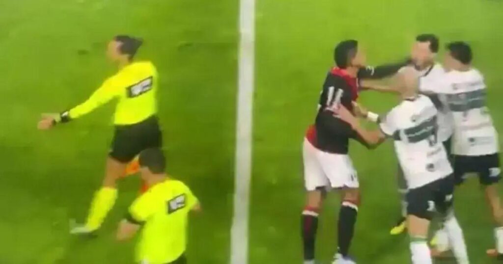 Ex-Vitória, Zeca leva tapa na cara em jogo da Série B do Brasileirão