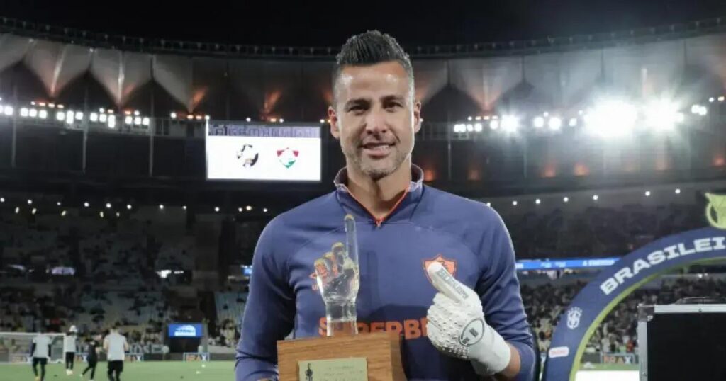 Fábio recebe homenagem da CBF por recorde histórico de jogos no futebol