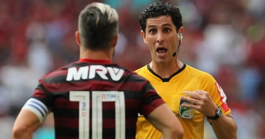 Flamengo critica arbitragem e alega paralisações excessivas nos jogos