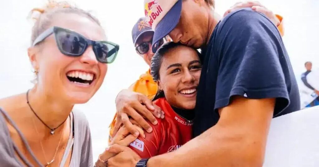 Francesa de 14 anos faz história como mais jovem na elite da WSL