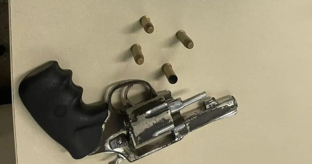 Homem é preso com arma e celulares roubados após ação da PM em Salvador