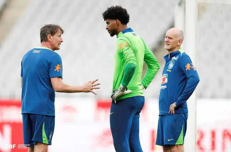 Hugo Souza é titular do Brasil contra Japão após 7 anos sem corintiano