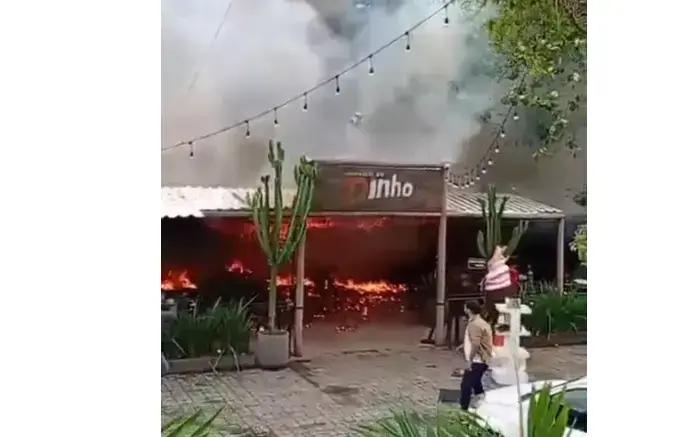 Incêndio atinge churrascaria Espetinho do Dinho em Porto Seguro