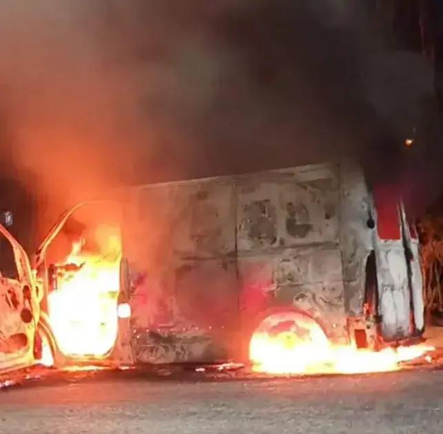 Incêndio destrói ambulância de Potiraguá na BA-263 em Itapetinga