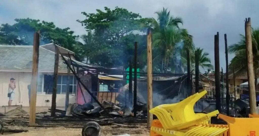 Incêndio destrói quatro barracas de ambulantes na orla de Porto Seguro