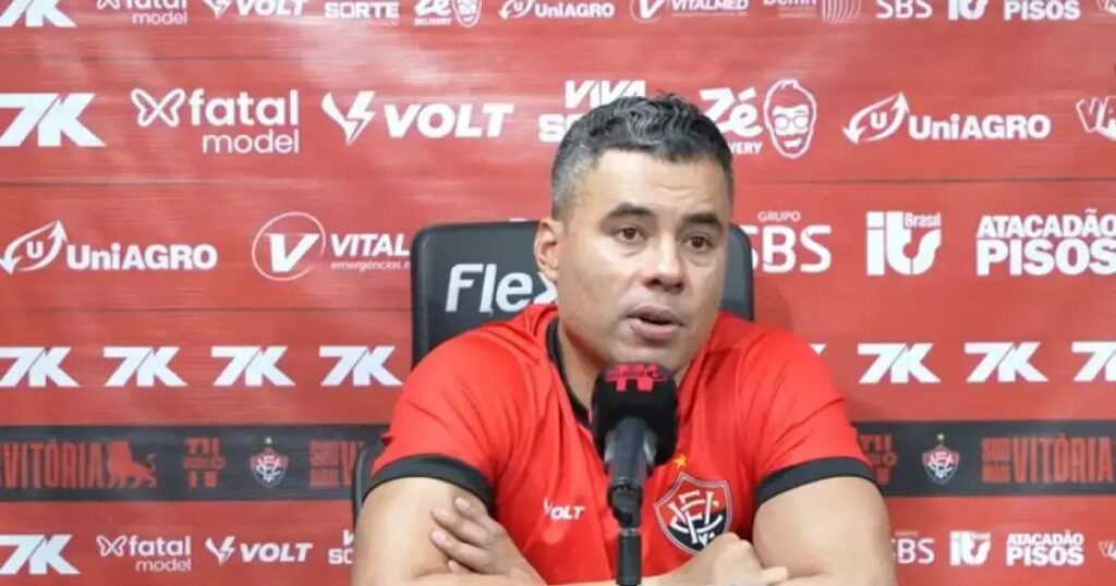 Jair Ventura critica arbitragem após derrota do Vitória para o Vasco