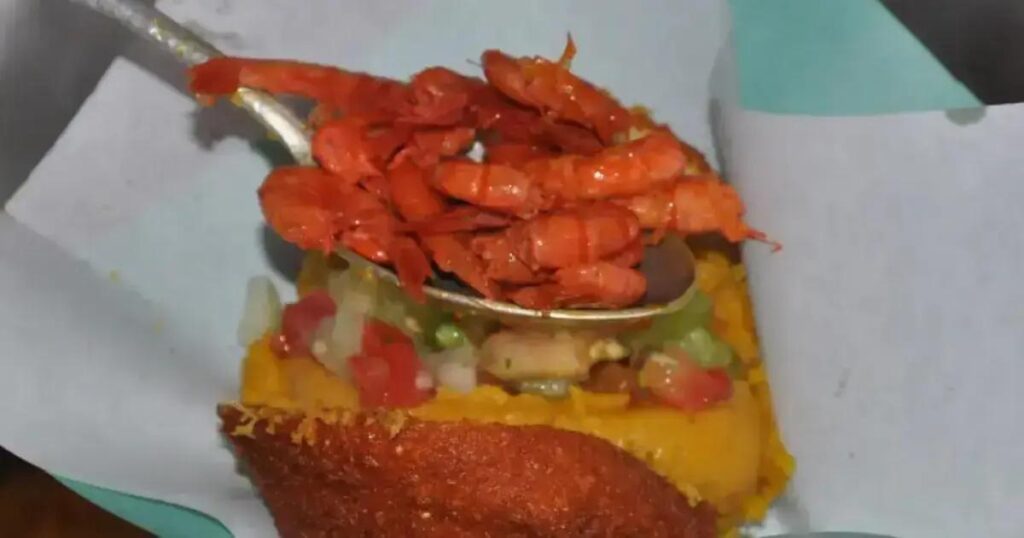 Jovem morre com suspeita de intoxicação após comer acarajé na Bahia