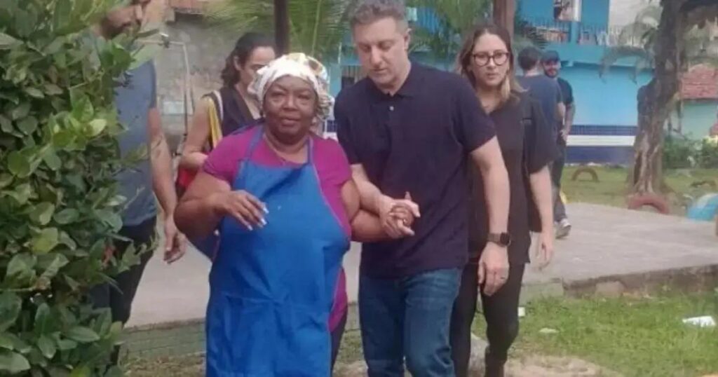 Luciano Huck visita projeto social em Lauro de Freitas para gravação do Domingão