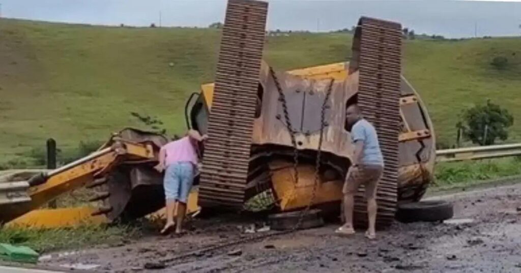 Máquina pesada cai de carreta e bloqueia parcialmente a BR-420 em Mutuípe