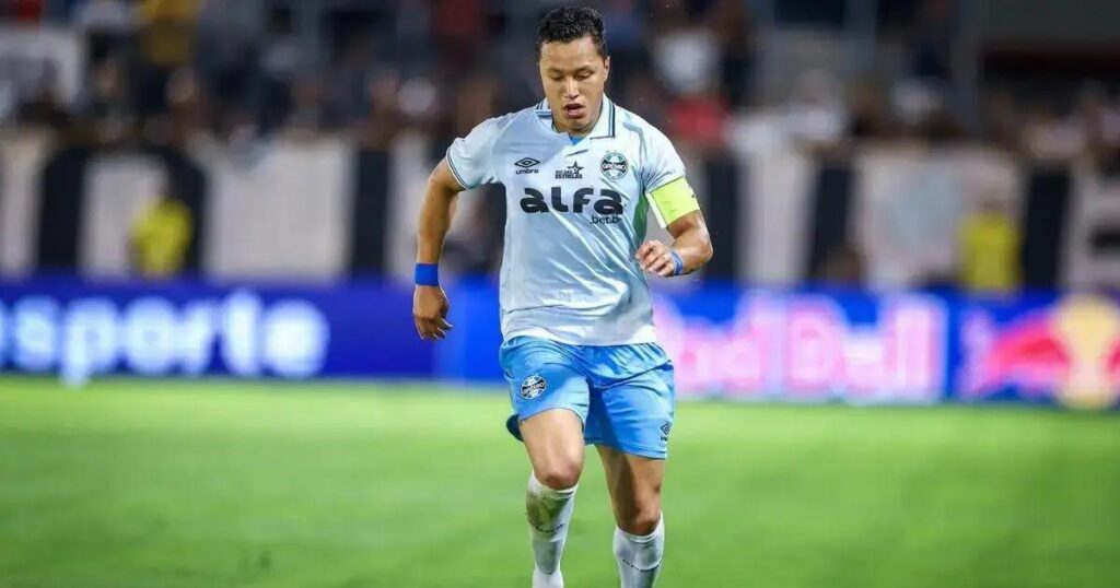 Marlon dispara contra arbitragem após derrota do Grêmio: "Estamos sendo roubados"
