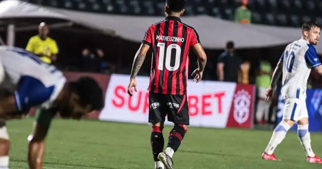 Matheuzinho enfrenta crise no Vitória após quase seis meses sem gols