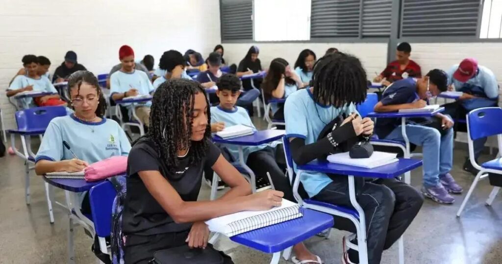 MEC paga 7ª parcela do Pé-de-Meia para estudantes de julho e agosto