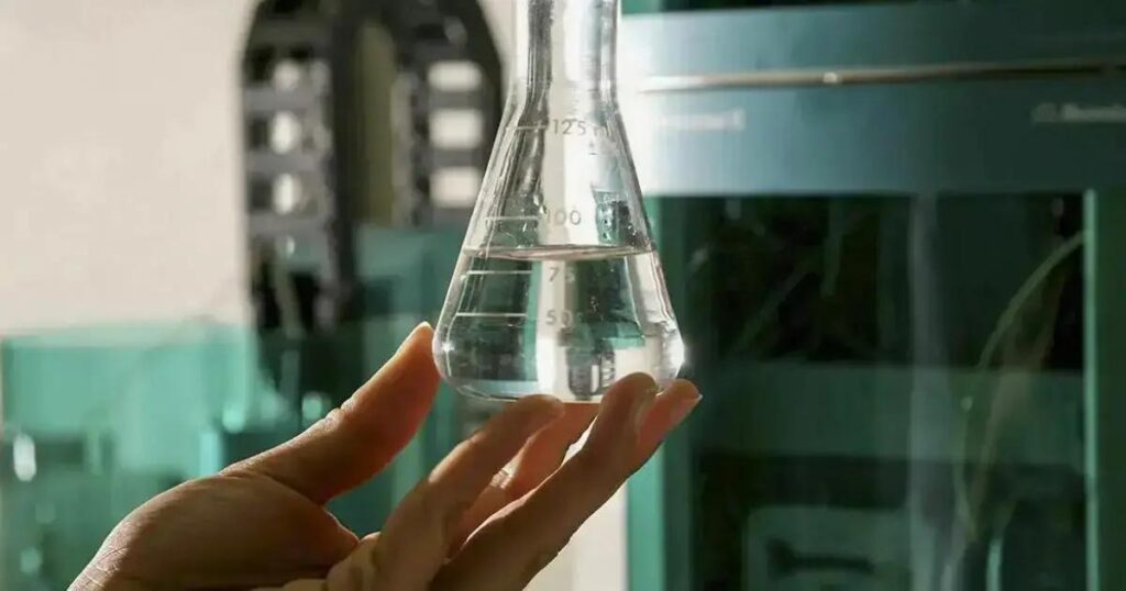 Metanol em bebidas: polícia investiga uso na limpeza de garrafas falsificadas