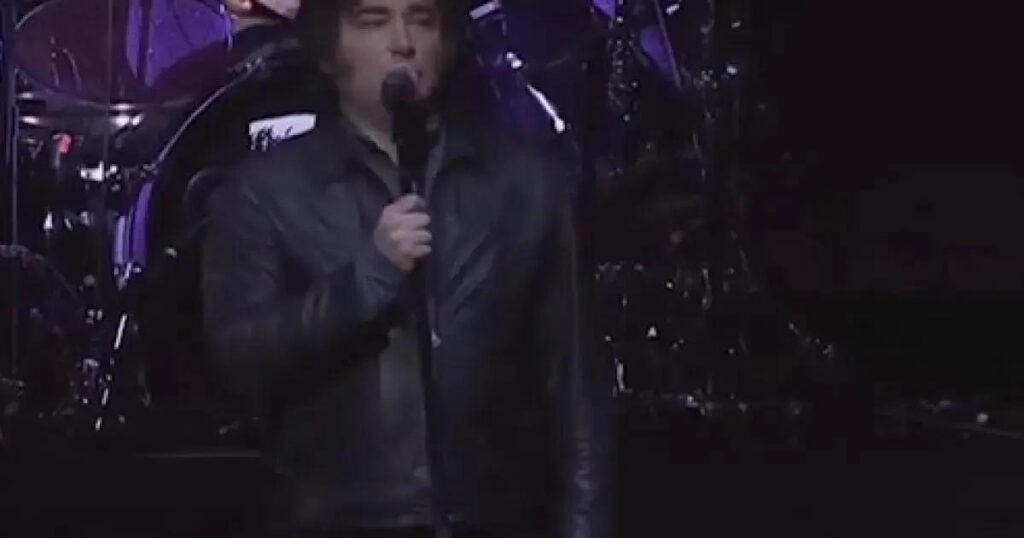 Milei faz show de rock em meio à crise política argentina e lança livro