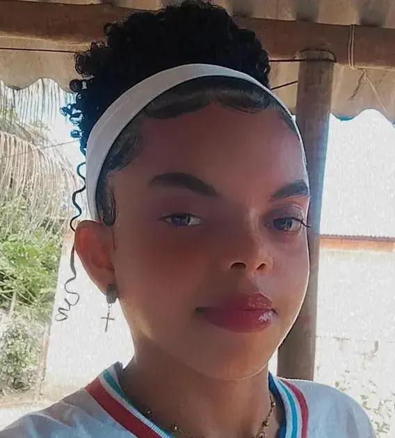 Milena Cabral, 17 anos, luta contra tumor cerebral e precisa de cirurgia urgente