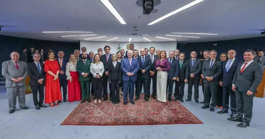 Ministro Edson Fachin assume presidência do STF com foco em diálogo social