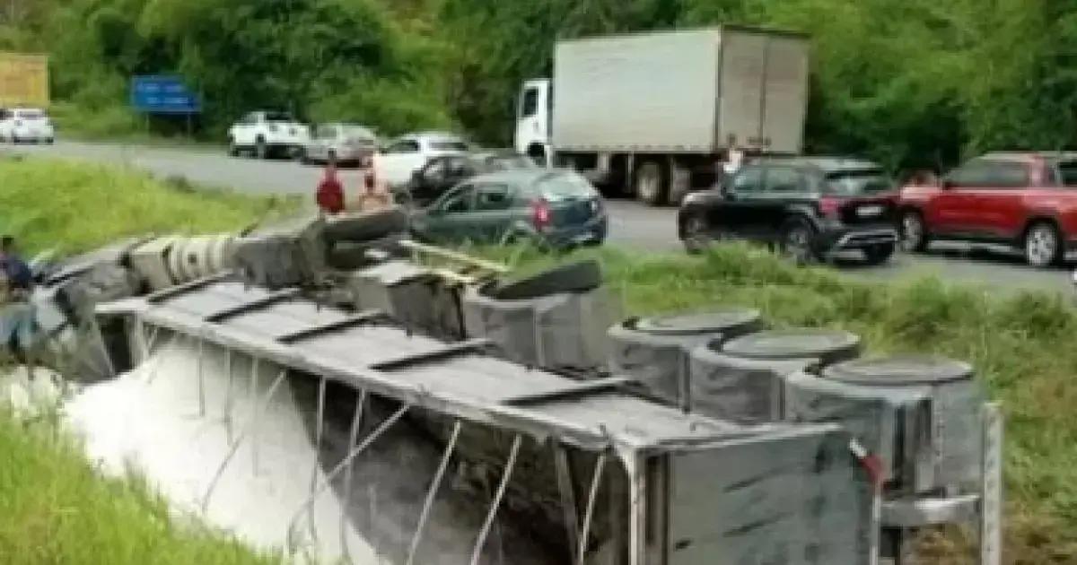 Motorista morre após carreta tombar na BR-324 em São Sebastião do Passé