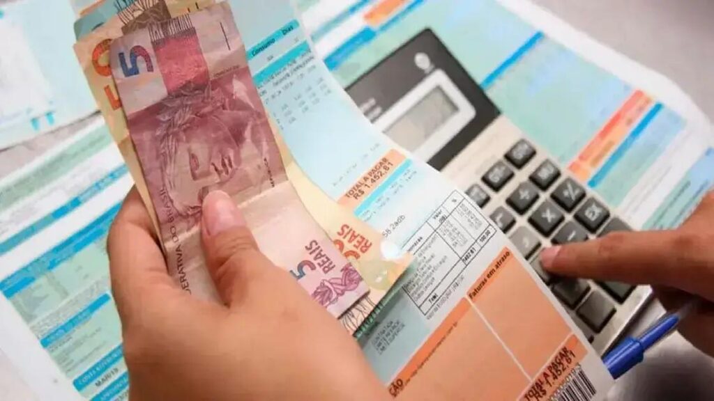 Nova lei amplia tarifa social na conta de luz com descontos para milhões