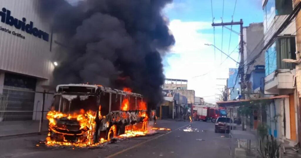 Ônibus é destruído por incêndio causado por pane elétrica no Uruguai