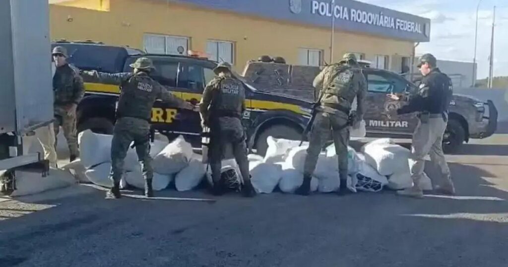 Operação apreende 781 kg de maconha após caminhão fugir de bloqueio no Norte baiano