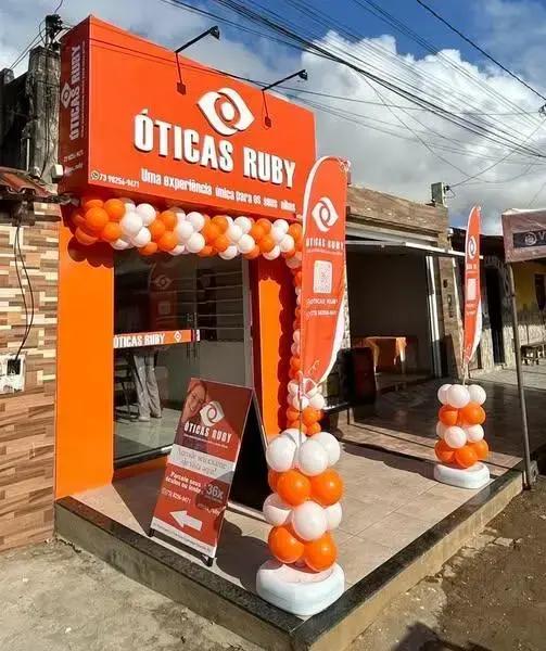 Óticas Ruby celebra 1 ano em Itarantim com festa, descontos e exames gratuitos