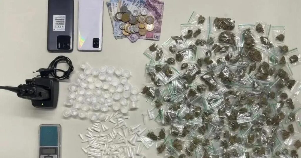 PM prende suspeito de tráfico com drogas e equipamentos no bairro Macaúbas