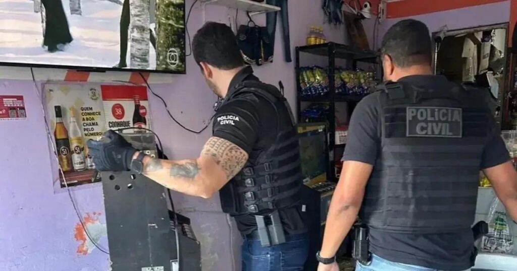 Polícia fecha cassino clandestino e apreende 19 máquinas em Jequié