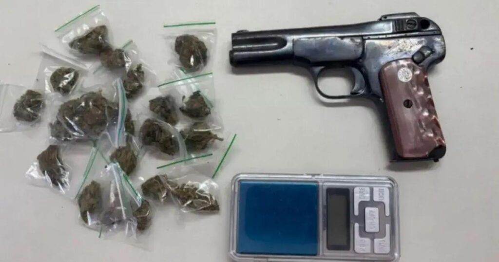 Polícia Militar apreende pistola e drogas em Massaranduba, Salvador