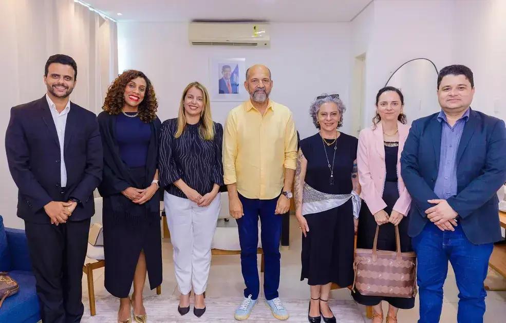 Prefeito de Eunápolis recebe comitiva da Defensoria Pública em Gabinete Itinerante