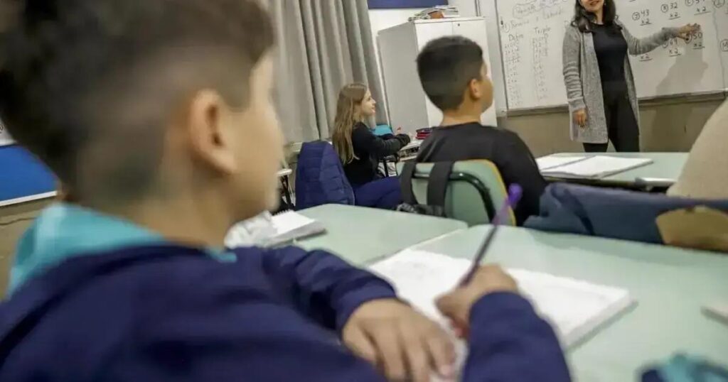 Professores perdem 21% do tempo de aula para manter disciplina no Brasil
