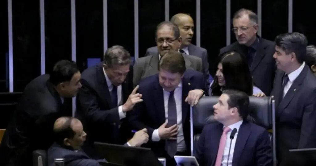 Projeto de anistia completa um mês de urgência sem votação na Câmara