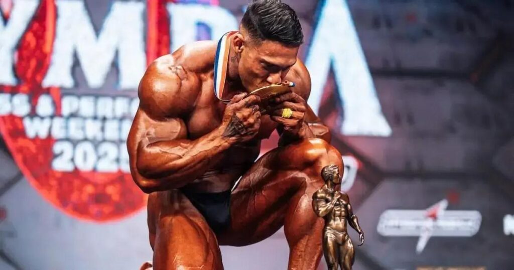 Ramon Dino conquista título inédito no Mr. Olympia 2025 e faz história brasileira