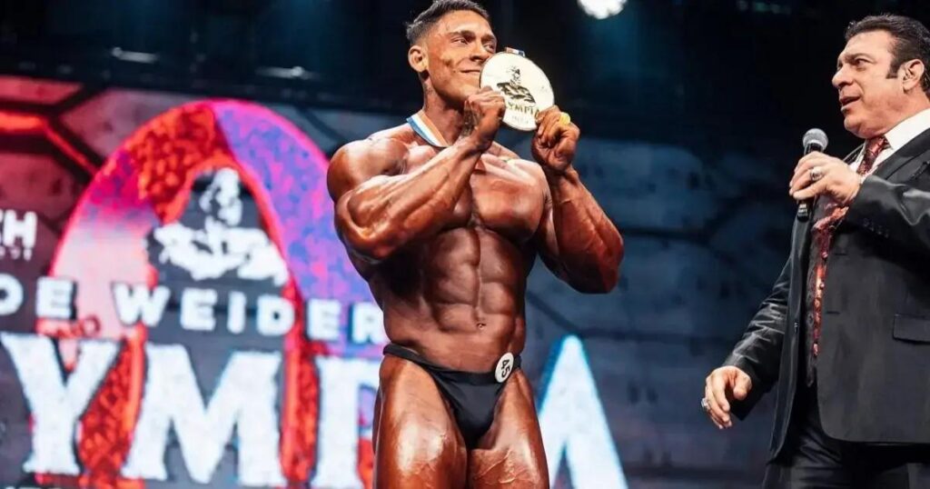 Ramon Dino faz história e conquista título inédito no Mr. Olympia 2025