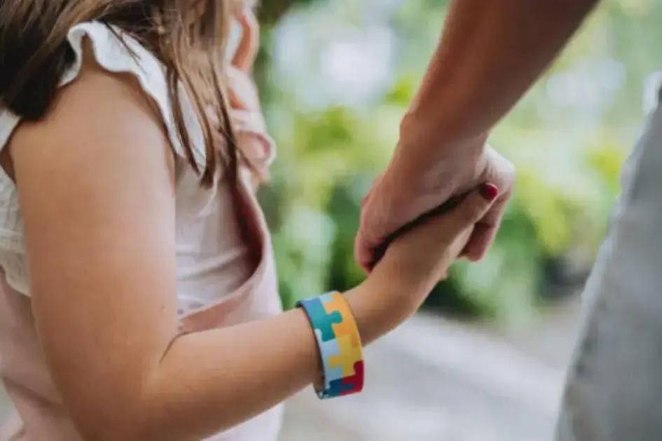 SP unifica cargos de apoio escolar para autistas e gera polêmica na Alesp