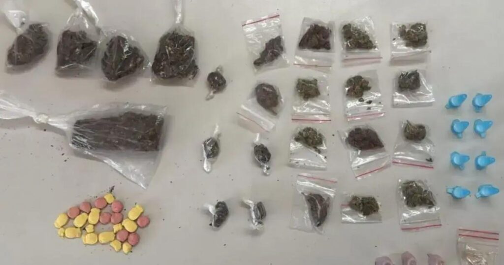 Suspeito de tráfico é preso pela PM no bairro Tancredo Neves em Salvador