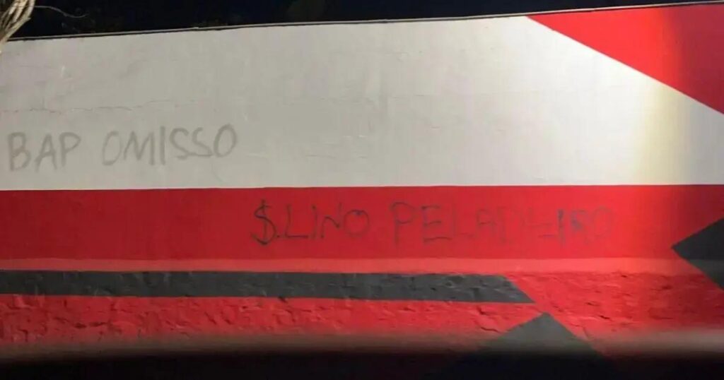 Torcedores do Flamengo picham muro da Gávea após derrota para o Bahia