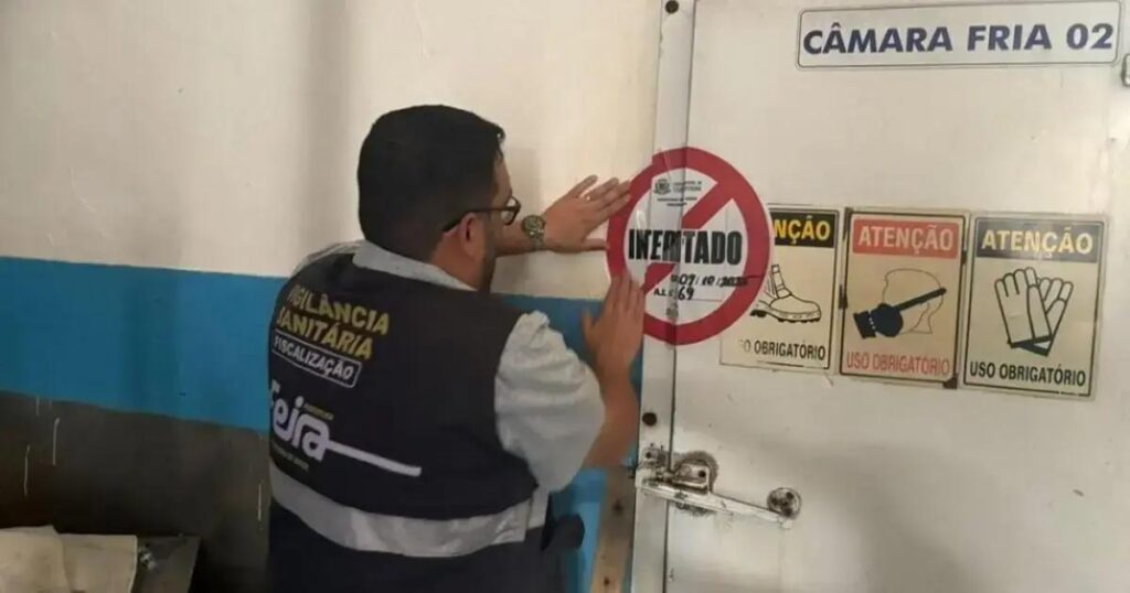 Vigilância Sanitária interdita fábrica de gelo em Feira de Santana por irregularidades