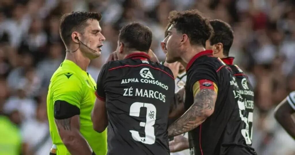 Vitória lidera ranking de expulsões no Brasileirão 2025 com seis cartões vermelhos