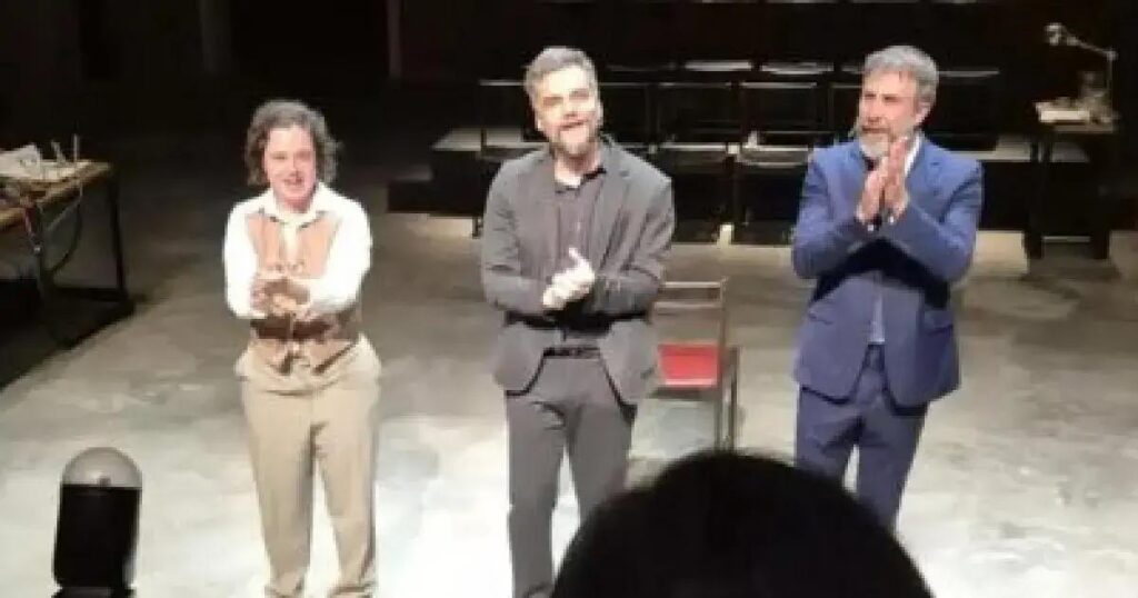 Wagner Moura faz ensaio aberto após esgotar ingressos de peça em Salvador