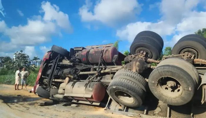 Acidente com caminhão de soja causa congestionamento na BR-324 em Salvador