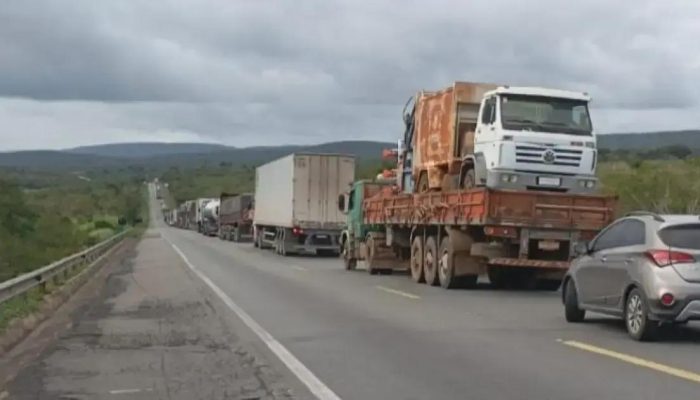 Acidente na BR-116 causa congestionamento entre Jaguaquara e Irajuba