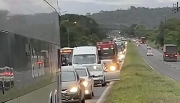 Acidente na BR-324 causa congestionamento de 7 km e atrasos de 30 minutos