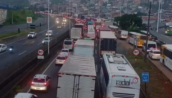 Acidente na BR-324 deixa três feridos e gera congestionamento em Pirajá