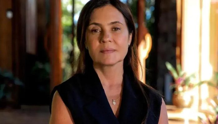 Adriana Esteves renova contrato com a Globo após planos de aposentadoria