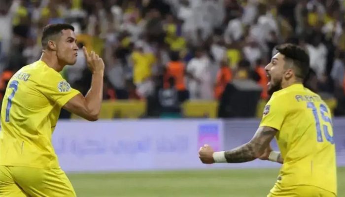 Alex Telles conversa com Cristiano Ronaldo sobre o Botafogo