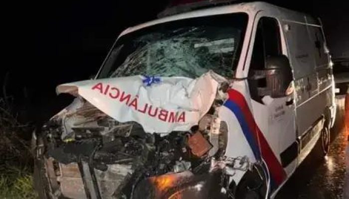 Ambulância de Itarantim se envolve em acidente próximo a Maiquinique