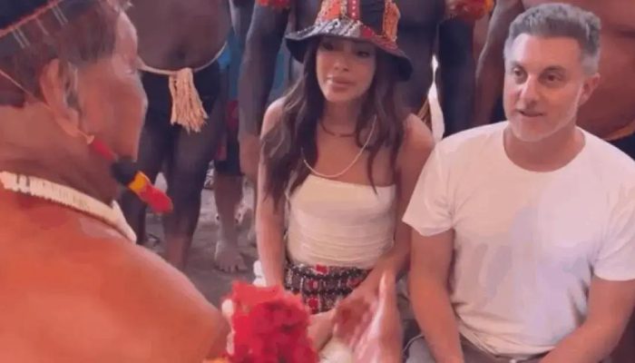 Anitta e Luciano Huck em Ritual Indígena para Especial da Globo