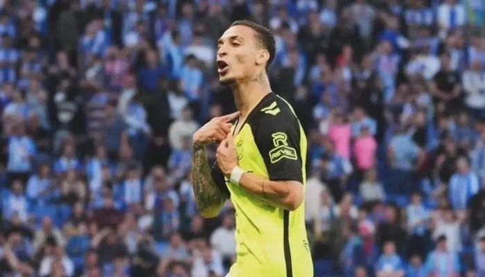 Antony se emociona com classificação do Betis à final da Conference League